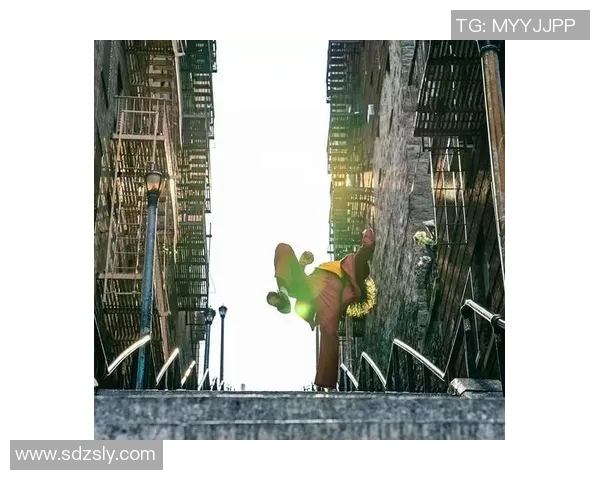 小丑与足球的奇妙碰撞揭示了运动与幽默的完美结合